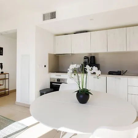 Apartment Calypso- Superbe Perle, Vieil Antibes, Wifi, Climatisation *