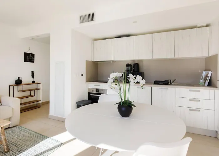 Apartment Calypso- Superbe Perle, Vieil Antibes, Wifi, Climatisation *